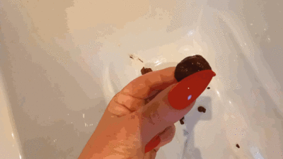 Club der Scheissefresser by MISTRESS LUCIANA - In die Badewanne gekackt