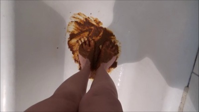 Mistress Roberta - Pplaying with the feet in food pov