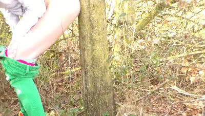 Hairy pussy helps tree with piss