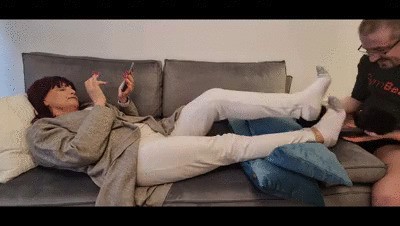 Deusa Andreea e Faith - Adoração de Meias e Chinelos - Parte 1 — Toiletslaveanddommes