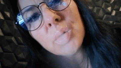 Fascinante primer plano de vapeo y escupitajo