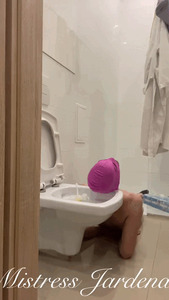 Frustrante experiencia en el baño capturada