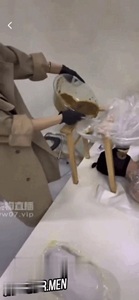 Na míru vyrobené toaletní zařízení umožňuje paní nasypat 38 kg doma upečených hovnových palačinek a sl — Chinese Scat Love