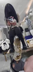 Tři úchvatné královny vypustí obrovská hnědá břemena, která pomalu stékají do na míru postavené lidské toalety a nechají se — Chinese Scat Love