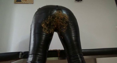 Mistress Roberta - Smearing the leather pants after shitting -pov