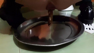 Goddess Andreea foot worshipping and shitting