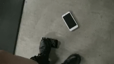 Kožené boty s nýty rozdrtily mobilní telefon