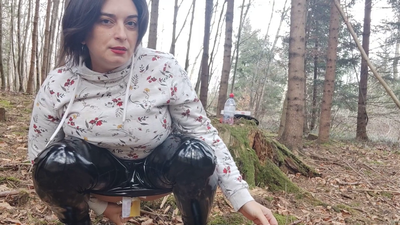 Thumbnail of MistressRoberta Picnic in the woods with pee