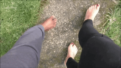 Wizzy Wordt Onze Toegewijde Voetslaaf