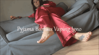 Zijden pyjama, blote voeten en onverschilligheid
