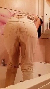 RuslanaBeigeJeansPoop