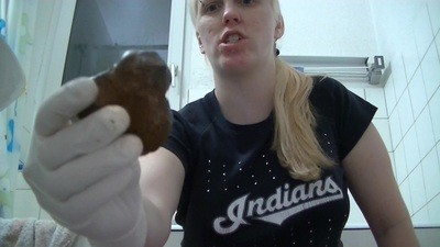 Very big farts and play with shit