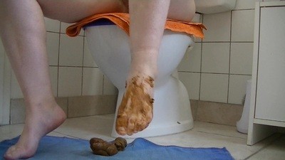 Shit so big and smear my foot