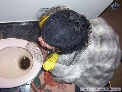 Perverted piss Lady masturbate in Toilet